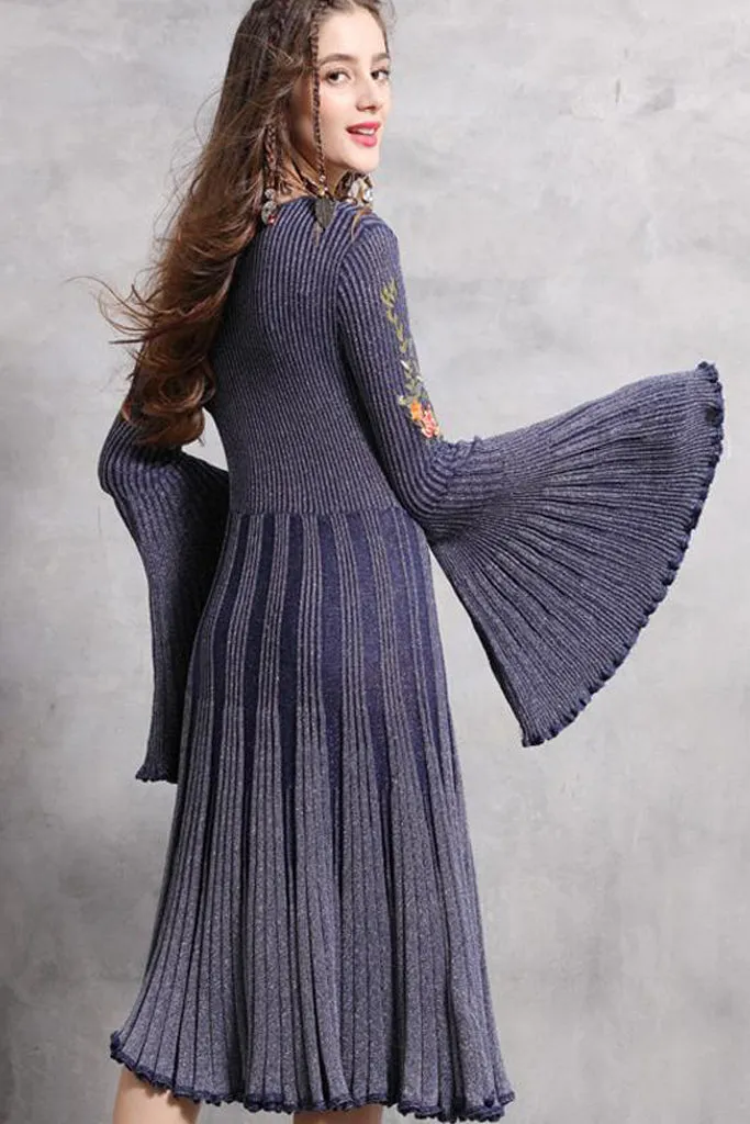 LONG FLARE SLEEVE KNIT PLEATED DRESS